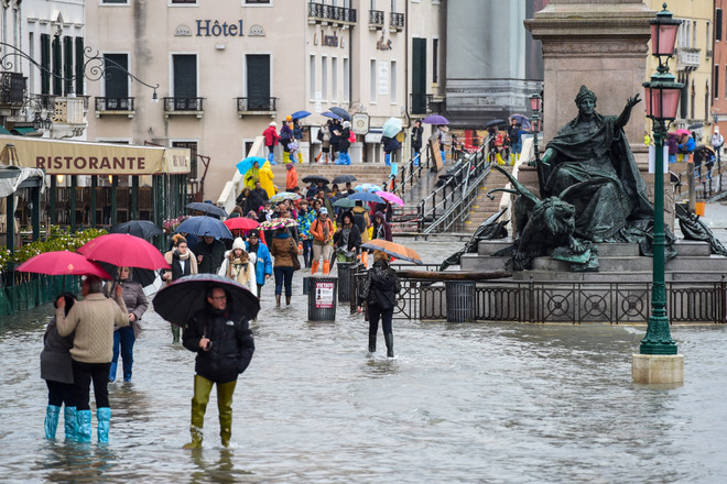 Cảnh ngập lụt do mưa lớn tại Venice, Italy ngày 24/11/2019. (Nguồn: AFP/TTXVN) Mưa lớn tại Pháp, Italy và Hy Lạp khiến nhiều người thiệt mạng ảnh 1