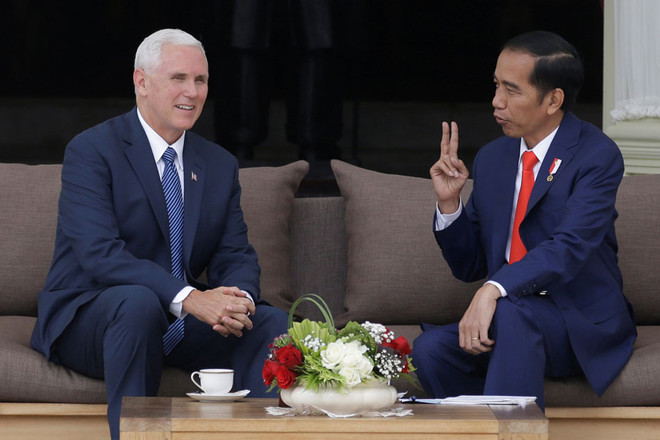 Phó Tổng thống Mỹ Mike Pence trong chuyến thăm Indonesia năm 2017. (Nguồn: Reuters) Đông Nam Á trở thành trọng điểm của cạnh tranh Mỹ-Trung Quốc ảnh 1