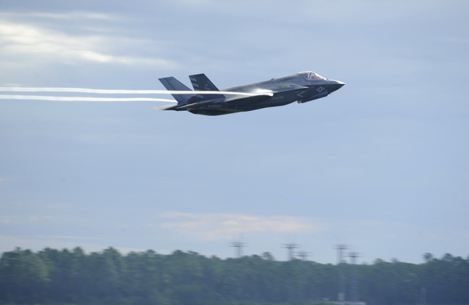 Máy bay chiến đấu F-35 của Mỹ cất cánh từ căn cứ không quân Tyndall ở bang Florida. (Nguồn: AFP/TTXVN) Ai Cập trước nguy cơ hứng chịu lệnh trừng phạt của Mỹ ảnh 2