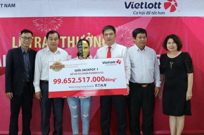 Gia đình 16 người đến Vietlott lĩnh giải Jackpot gần 100 tỷ đồng ảnh 1