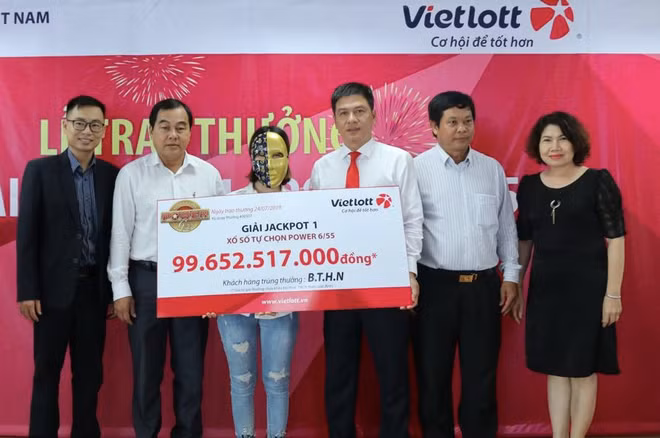 Gia đình 16 người đến Vietlott lĩnh giải Jackpot gần 100 tỷ đồng ảnh 1