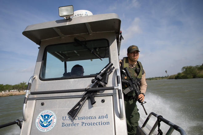 Binh sỹ tuần tra tại khu vực sông Rio Grande, gần Mc Allen, Texas, biên giới Mỹ-Mexico ngày 26/3. (Nguồn: AFP/TTXVN) Mỹ: California từ chối cử Vệ binh quốc gia tới biên giới với Mexico ảnh 1