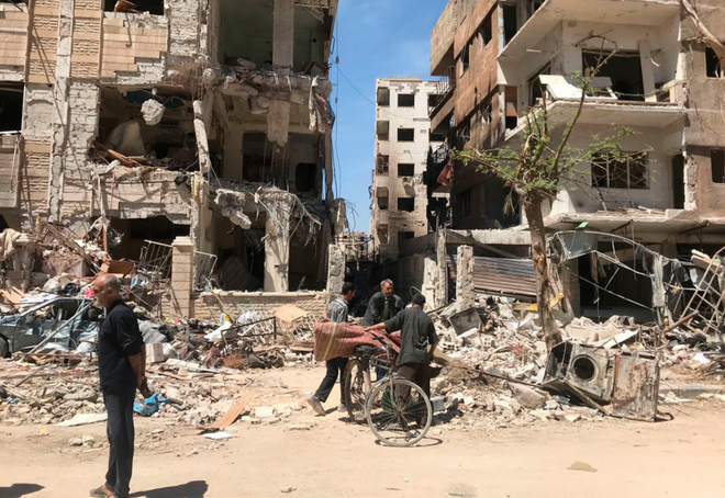 Cảnh đổ nát do xung đột ở Douma, Syria. (Nguồn: AP) Truyền hình nhà nước Syria đặt nghi vấn về cáo buộc vũ khí hóa học ảnh 1