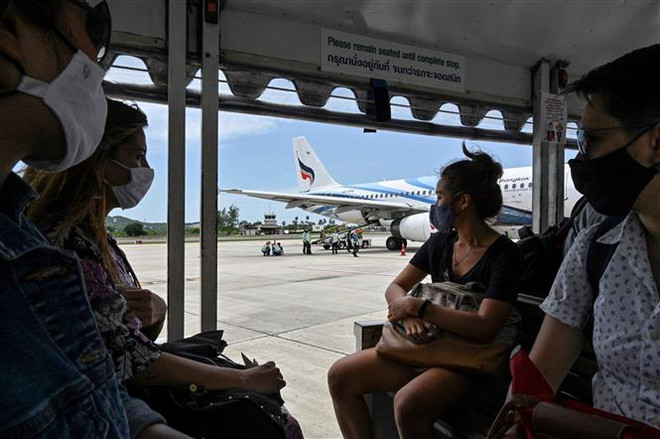 Du khách đeo khẩu trang phòng dịch COVID-19 tại Koh Samui (Thái Lan). (Ảnh: AFP/ TTXVN) Lào đẩy mạnh hoạt động xét nghiệm để chống dịch COVID-19 ảnh 1