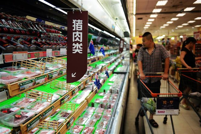 Người dân mua sắm tại một siêu thị ở Sơn Đông (Trung Quốc). (Ảnh: AFP/TTXVN) Chi tiêu cho thực phẩm ở châu Á có thể tăng gấp đôi vào năm 2030 ảnh 1