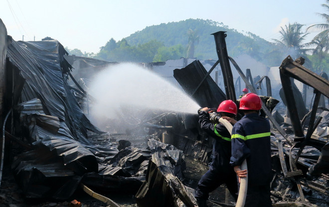 Cháy lớn thiêu rụi tài sản xưởng sản xuất bàn ghế nhựa ảnh 1