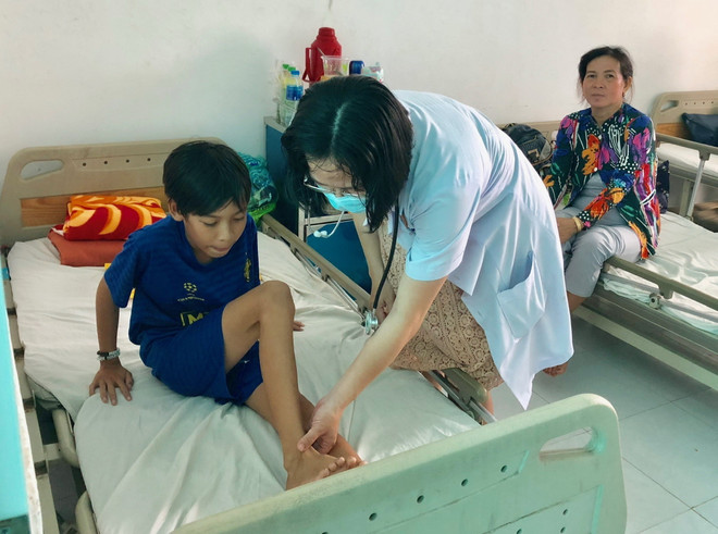 Cấp cứu thành công bệnh nhi 12 tuổi bị rắn lục bò vào nhà cắn ảnh 1