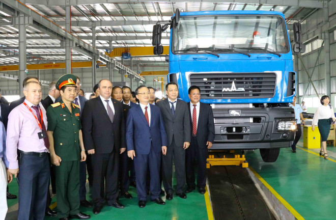 Các đại biểu đi thăm quy trình sản xuất ôtô trong Nhà máy Sản xuất và lắp ráp ôtô MAZ ASIA. (Ảnh: Đinh Tuấn/TTXVN) Hưng Yên: Khánh thành nhà máy sản xuất và lắp ráp ôtô MAZ ASIA ảnh 1
