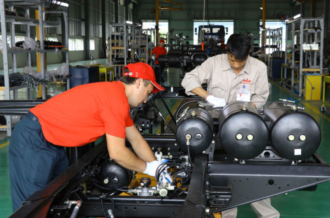 Các công nhận, kỹ sư làm việc tại Nhà máy Sản xuất và lắp ráp ôtô MAZ ASIA. (Ảnh: Đinh Tuấn/TTXVN) Hưng Yên: Khánh thành nhà máy sản xuất và lắp ráp ôtô MAZ ASIA ảnh 2
