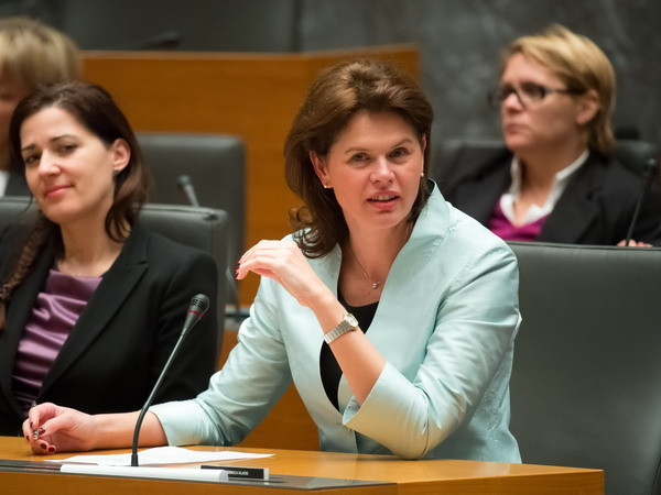 Thủ tướng Slovenia chính thức đệ đơn từ chức lên Quốc hội ảnh 1