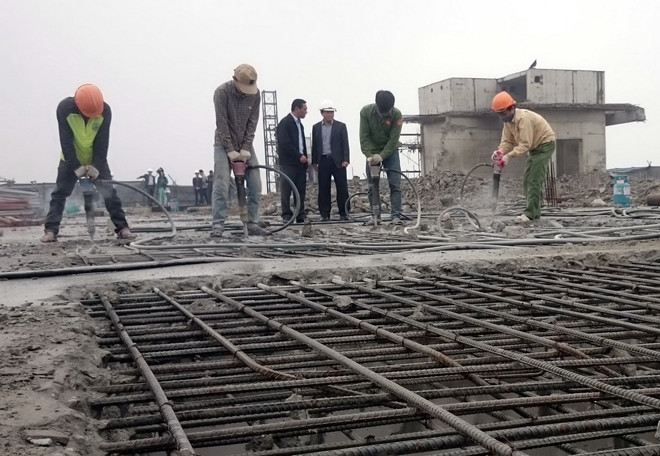 Xuất hiện các đối tượng cản trở phá dỡ công trình ở 8B Lê Trực ảnh 1