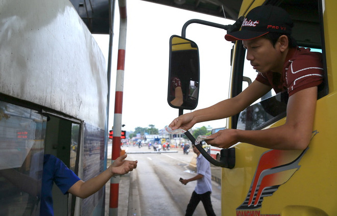 Rối loạn tại trạm thu phí đường tránh Biên Hòa vì tài xế dùng tiền lẻ ảnh 1