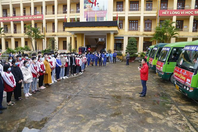 Tuyên Quang tổ chức lễ xuất hành "Chuyến xe 0 đồng" đưa hơn 700 học sinh, sinh viên về quê đón Tết, sáng 22/1/2022. (Ảnh: Nam Sương/TTXVN) Mở cửa trường học an toàn, tạo thuận lợi cho người dân về quê ăn Tết ảnh 3