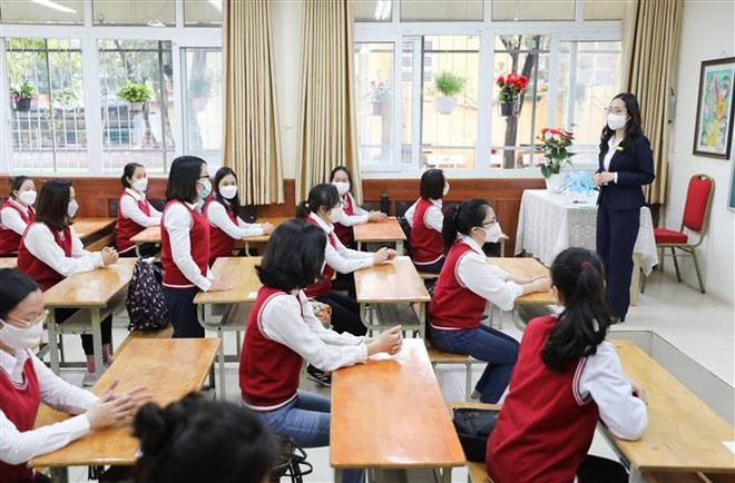 Diễn tập đón học sinh trở lại học trực tiếp tại Trường Trung học cơ sở Giảng Võ, quận Ba Đình (Hà Nội). (Ảnh: Thanh Tùng/TTXVN) Mở cửa trường học an toàn, tạo thuận lợi cho người dân về quê ăn Tết ảnh 1