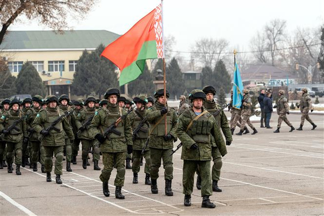Binh sĩ gìn giữ hòa bình thuộc Tổ chức Hiệp ước An ninh tập thể (CSTO) tại buổi lễ kết thúc nhiệm vụ ở Almaty (Kazakhstan), ngày 13/1/2022. (Ảnh: AFP/TTXVN) Lực lượng CSTO khẳng định vai trò đảm bảo an ninh tại Trung Á ảnh 1