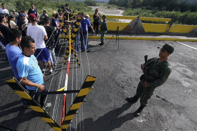 Tổng thống Colombia hối thúc Venezuela mở cửa biên giới trở lại ảnh 1