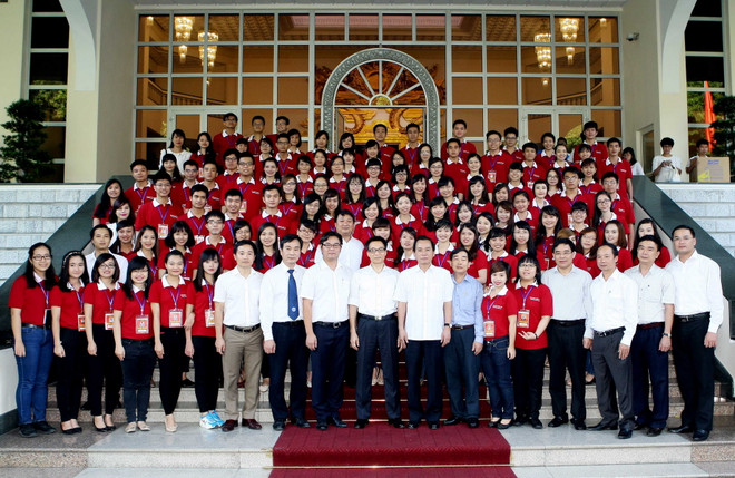 Phó Thủ tướng Vũ Đức Đam gặp mặt 98 thủ khoa tốt nghiệp xuất sắc ảnh 1