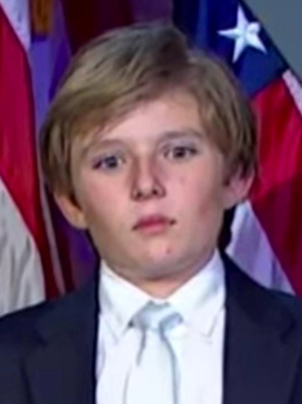 Cậu ấm nhà Donald Trump "buồn ngủ díp mắt" khi bố ăn mừng ảnh 3