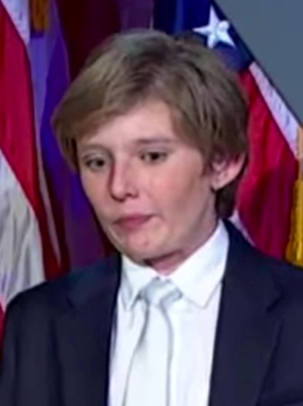 Cậu ấm nhà Donald Trump "buồn ngủ díp mắt" khi bố ăn mừng ảnh 4