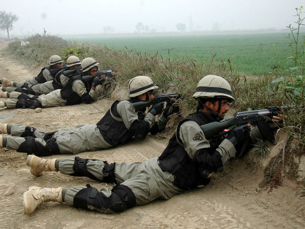 Binh sỹ Pakistan gác tại Wagah, dọc biên giới Pakistan-Ấn Độ. (Nguồn: THX/TTXVN) Pakistan triệu Phó Cao ủy Ấn Độ, cáo buộc vi phạm lệnh ngừng bắn ảnh 1