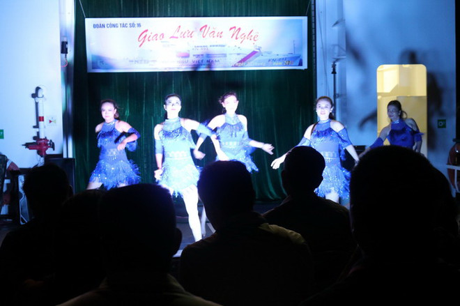 Chương trình văn nghệ “có một không hai” giữa sóng gió Trường Sa ảnh 1
