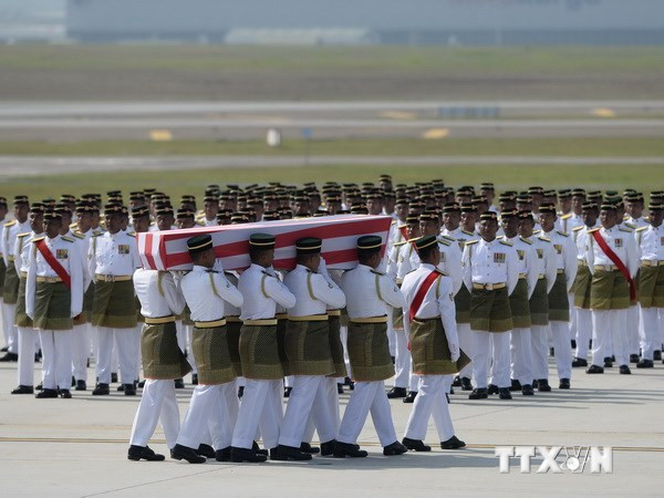 Malaysia phải qua đường "bí mật" để thu hồi thi thể nạn nhân MH17 ảnh 1