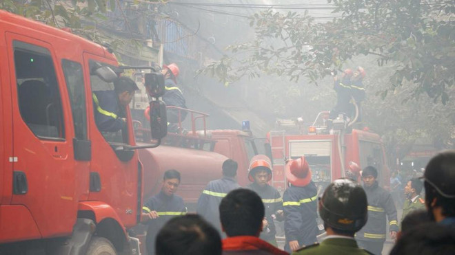 [Video] Cháy lớn tại cửa hàng Thanh Hương số 81 Hàng Bồ ảnh 1