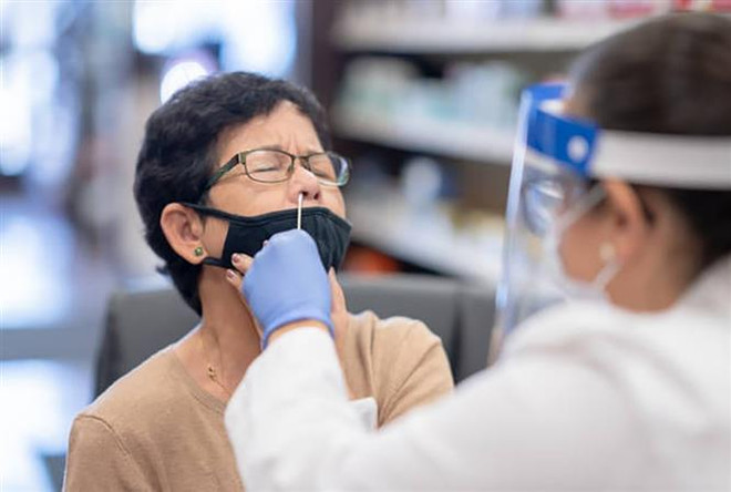 Canada khuyến nghị người dân đeo khẩu trang phòng bệnh đường hô hấp ảnh 1