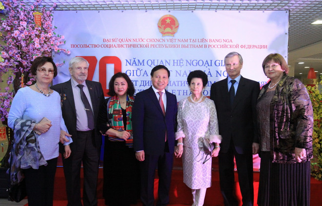Trong ảnh: Đại sứ Việt Nam tại LB Nga Ngô Đức Mạnh cùng phu nhân và những người bạn Nga có quan hệ thân thiết với Việt Nam. (Ảnh: Trần Hiếu - PV TTXVN tại LB Nga) Họp báo kỷ niệm 70 năm quan hệ ngoại giao Việt Nam-Liên bang Nga ảnh 1