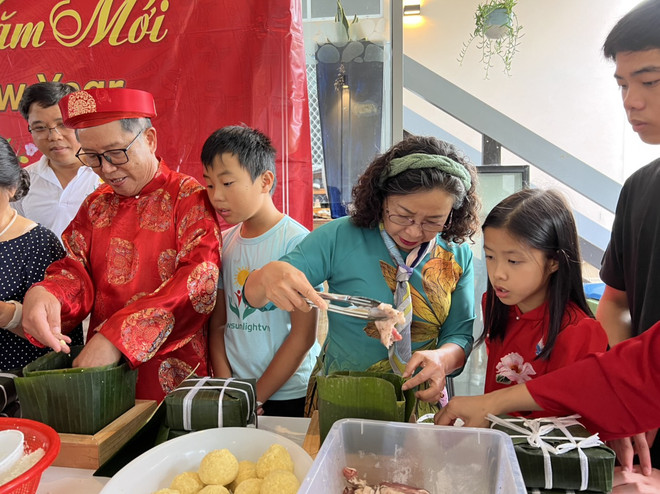 Lưu giữ truyền thống văn hóa dân tộc cho con cháu (Ảnh: Thanh Tú/TTXVN) "Gói" quê hương trong những chiếc bánh chưng xanh ở thành phố Sydney ảnh 1