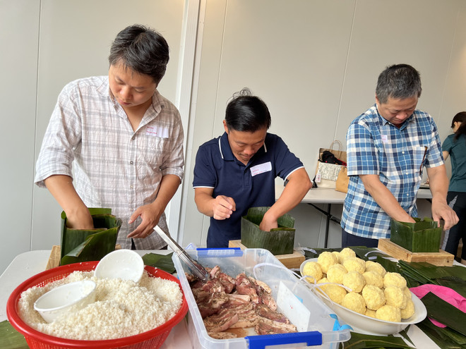 Các thành viên nhóm "Tia nắng mới cho trẻ em" gói bánh chưng gây quỹ từ thiện. (Ảnh: Thanh Tú/TTXVN) "Gói" quê hương trong những chiếc bánh chưng xanh ở thành phố Sydney ảnh 4