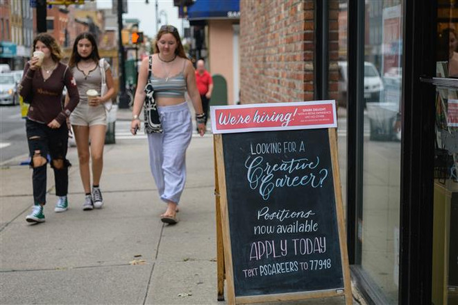 Số đơn xin trợ cấp thất nghiệp lần đầu tại Mỹ bất ngờ giảm ảnh 1