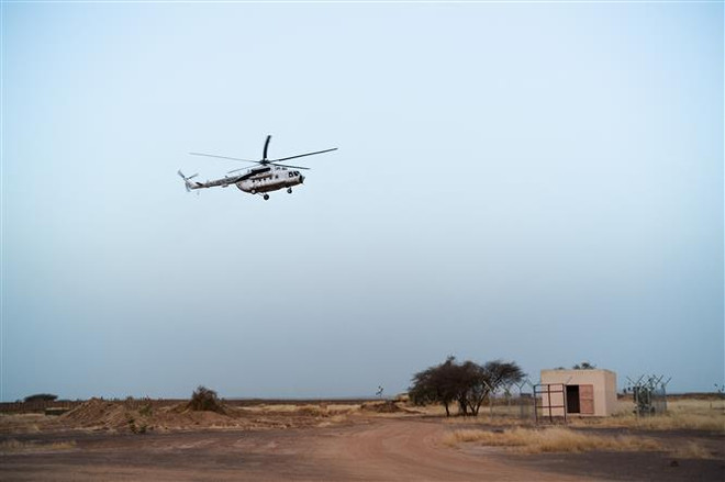 Máy bay trực thăng Mi-8 hạ cánh tại Menaka (Mali). (Ảnh: AFP/TTXVN) Mali tiếp nhận hàng chục máy bay chiến đấu và trực thăng của Nga ảnh 1