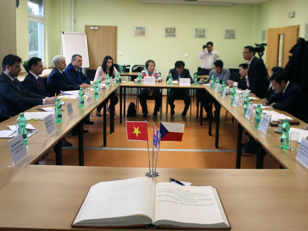 Quang cảnh buổi làm việc giữa Đại sứ Trương Mạnh Sơn và ban lãnh đạo tỉnh Karlovy Vary (Ảnh: Trần Quang Vinh/Vietnam+) Thúc đẩy kinh tế Việt-Séc theo mô hình địa phương với địa phương ảnh 1