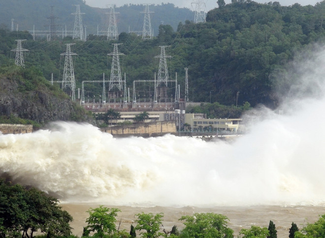 Nước hồ chứa tiếp tục dâng cao, thủy điện Hòa Bình mở cửa xả thứ 7 ảnh 1