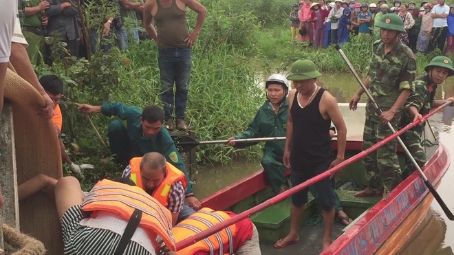 Đi xe máy dưới trời mưa lớn, nam sinh bị nước cuốn trôi xuống cống ảnh 1