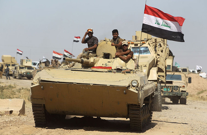 Các lực lượng Iraq tiến vào Hawija trong chiến dịch giải phóng thị trấn này từ IS ngày 2/10. (Nguồn: AFP/TTXVN) Thủ tướng Iraq: IS sẽ hoàn toàn bị tiêu diệt tại Iraq trong năm nay ảnh 1