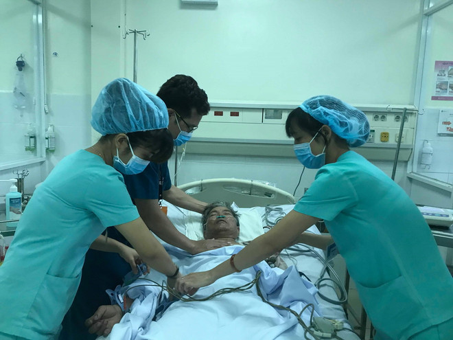 Trực thăng bay xuyên đêm, đưa ngư dân về đất liền cấp cứu ảnh 1