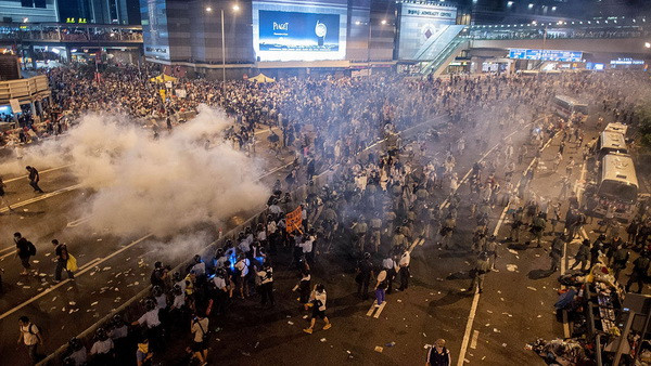 Hong Kong: Đụng độ khiến 1 người nghi là cảnh sát chìm bị thương ảnh 1