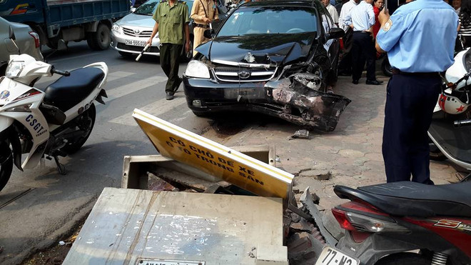 Hà Nội: Cả dãy phố mất điện vì một chiếc xe ôtô mất lái ảnh 1