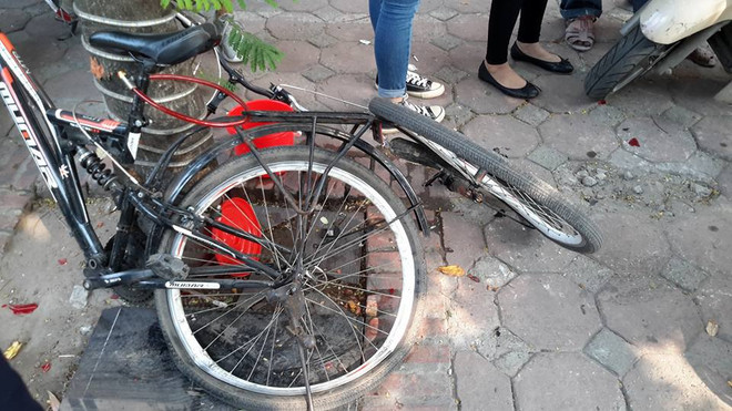 Hà Nội: Cả dãy phố mất điện vì một chiếc xe ôtô mất lái ảnh 6