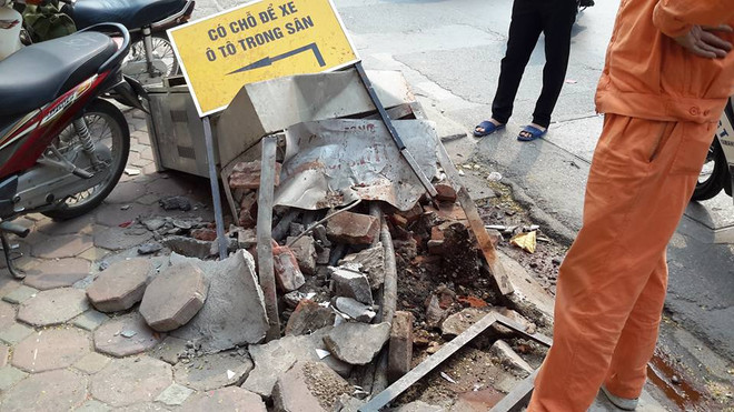 Hà Nội: Cả dãy phố mất điện vì một chiếc xe ôtô mất lái ảnh 4