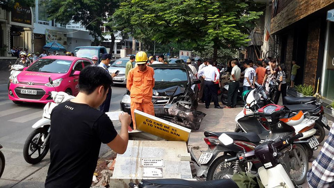 Hà Nội: Cả dãy phố mất điện vì một chiếc xe ôtô mất lái ảnh 3