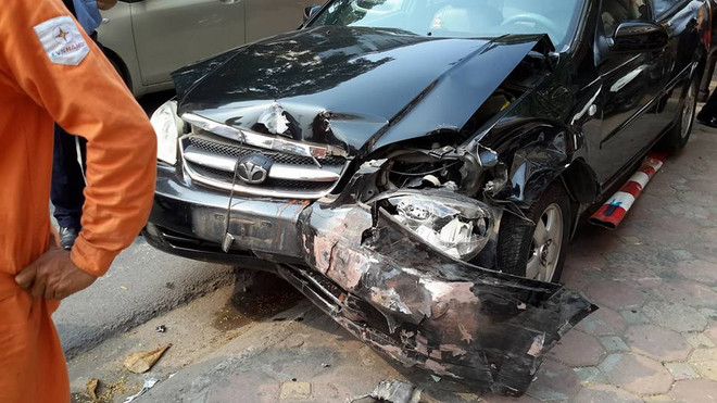 Hà Nội: Cả dãy phố mất điện vì một chiếc xe ôtô mất lái ảnh 5