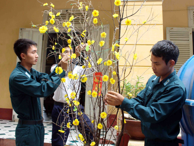 Tặng hơn 3.000 tờ báo Xuân cho Trường Sa và đồn biên phòng ảnh 1