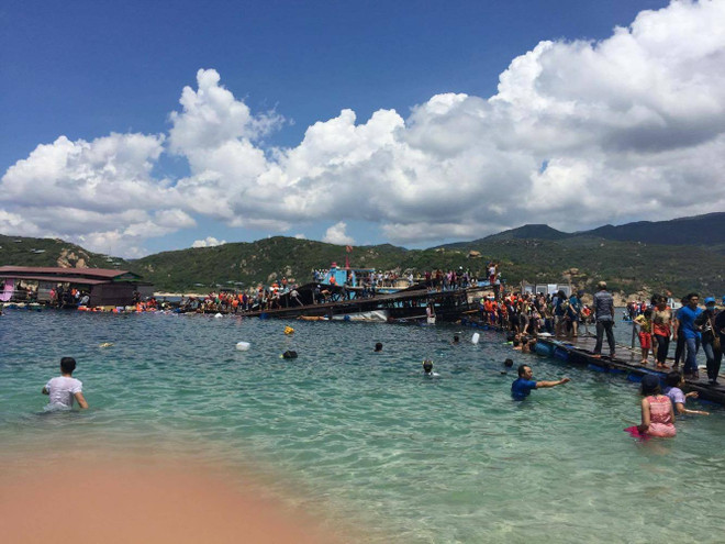 Ninh Thuận: Sập nhà nổi ở vịnh Vĩnh Hy, 3 người có thể đã thiệt mạng ảnh 1