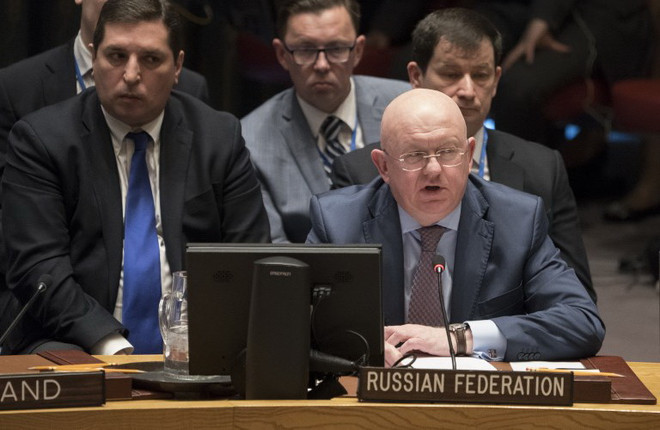 Đại sứ Nga tại Liên hợp quốc Vassily Nebenzia phát biểu trong phiên họp công khai của Hội đồng Bảo an về tình hình Syria, ngày 9/4. (Nguồn: AFP) Nga kêu gọi các nhà điều tra OPCW tới Syria ngay trong ngày 10/4 ảnh 1