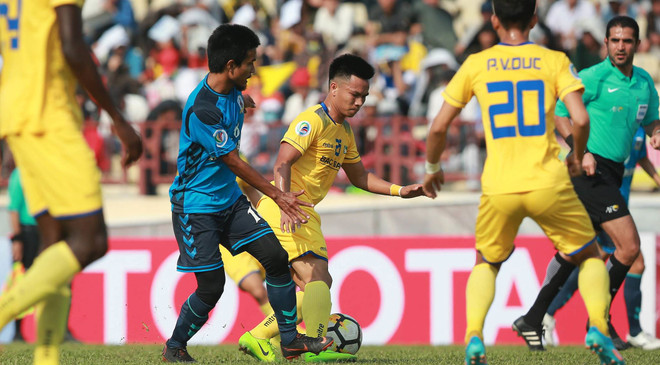 Một pha tranh bóng giữa cầu thủ của hai đội. (Nguồn: AFC) AFC Cup 2018: Sông Lam Nghệ An thắng Tampines Rovers với tỷ số 2-1 ảnh 2