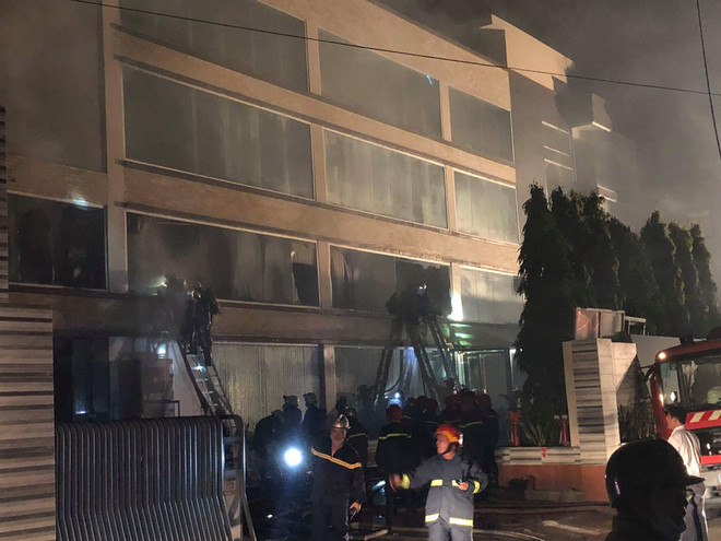 Cháy xưởng sản xuất bánh ở TP.HCM, 200m2 nhà xưởng bị thiêu rụi ảnh 1