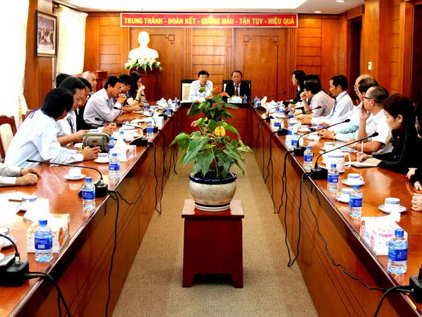 Vun đắp tình cảm anh em kết nghĩa giữa TP. HCM và Vientiane ảnh 1